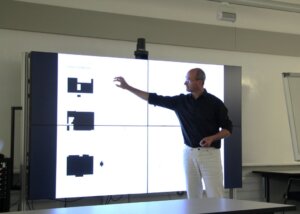 Klaus Hildenbrand, Geschäftsführer des Architekturbüros LRO, stellte die sechs Szenarien vor. (Foto © Sandra Grünwald)