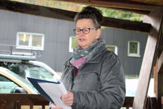 Martina Hörle organisierte die Benefizlesung für das Tierheim und trug ein indisches Märchen vor, in dem kleine Hunde eine bedeutende Rolle spielen. (Foto © Sandra Grünwald)