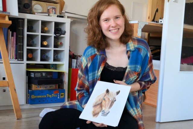 Die junge Solinger Künstlerin Michaela Bischoff erweckt mit Buntstiften Tiere zum Leben. (Foto: © Martina Hörle)