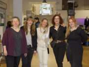 Almuth Finke, Nadine Loßner, Annabelle Schleder, Gloria Göllmann und Nike Charlotte Behm (v. li.) zeigen sich zufrieden mit dem gelungenen ersten Markttag. (Foto: © Sarah Schmitz)