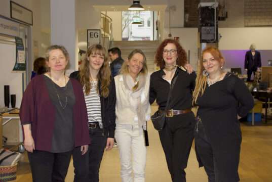 Almuth Finke, Nadine Loßner, Annabelle Schleder, Gloria Göllmann und Nike Charlotte Behm (v. li.) zeigen sich zufrieden mit dem gelungenen ersten Markttag. (Foto: © Sarah Schmitz)