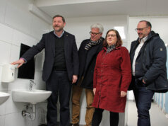 Oberbürgermeister Tim Kurzbach, Matthias Knospe (Leiter Stadtdienst Gebäudemanagement), Petra Schrader (Leitung der Grundschule Böckerhof) und Oliver Vogt (Leitung Stadtdienst Schulen) (v.l.) stellten das Programm Toilettensanierung light vor. (Foto © Sandra Grünwald)