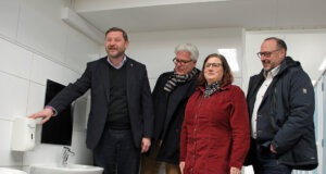 Oberbürgermeister Tim Kurzbach, Matthias Knospe (Leiter Stadtdienst Gebäudemanagement), Petra Schrader (Leitung der Grundschule Böckerhof) und Oliver Vogt (Leitung Stadtdienst Schulen) (v.l.) stellten das Programm Toilettensanierung light vor. (Foto © Sandra Grünwald)