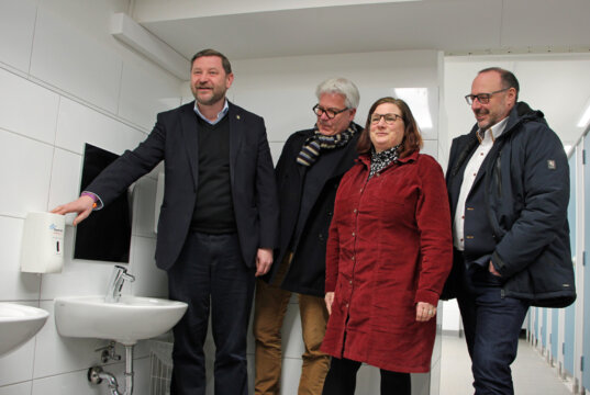 Oberbürgermeister Tim Kurzbach, Matthias Knospe (Leiter Stadtdienst Gebäudemanagement), Petra Schrader (Leitung der Grundschule Böckerhof) und Oliver Vogt (Leitung Stadtdienst Schulen) (v.l.) stellten das Programm Toilettensanierung light vor. (Foto © Sandra Grünwald)