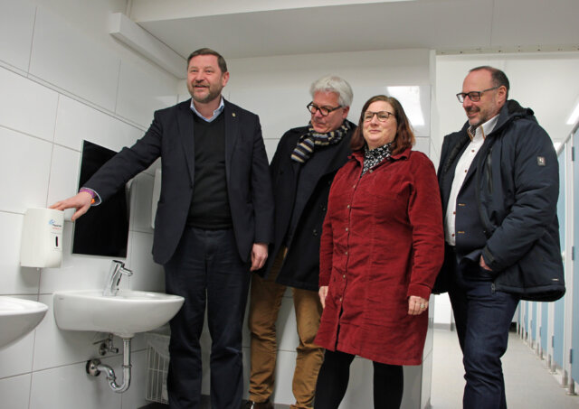 Oberbürgermeister Tim Kurzbach, Matthias Knospe (Leiter Stadtdienst Gebäudemanagement), Petra Schrader (Leitung der Grundschule Böckerhof) und Oliver Vogt (Leitung Stadtdienst Schulen) (v.l.) stellten das Programm Toilettensanierung light vor. (Foto © Sandra Grünwald)