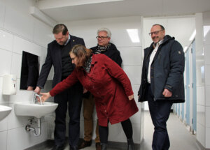 Die neuen Armaturen in der Jungs-Toilette müssen natürlich fachgerecht geprüft werden. (Foto © Sandra Grünwald)