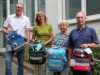 Joachim Blümer, Präsident des Kiwanis Clubs und seine Frau mit Brigitte Funk, Vorsitzende der Solinger Tafel und Stefan Schreiner, Sekretär des Kiwanis Clubs, (v.l.) freuen sich über die Tornister für die Solinger I-Dötzchen. (Foto © Sandra Grünwald)