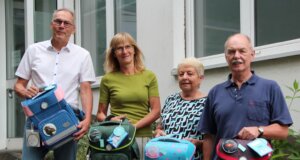 Joachim Blümer, Präsident des Kiwanis Clubs und seine Frau mit Brigitte Funk, Vorsitzende der Solinger Tafel und Stefan Schreiner, Sekretär des Kiwanis Clubs, (v.l.) freuen sich über die Tornister für die Solinger I-Dötzchen. (Foto © Sandra Grünwald)