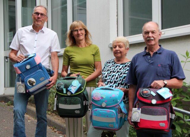 Joachim Blümer, Präsident des Kiwanis Clubs und seine Frau mit Brigitte Funk, Vorsitzende der Solinger Tafel und Stefan Schreiner, Sekretär des Kiwanis Clubs, (v.l.) freuen sich über die Tornister für die Solinger I-Dötzchen. (Foto © Sandra Grünwald)