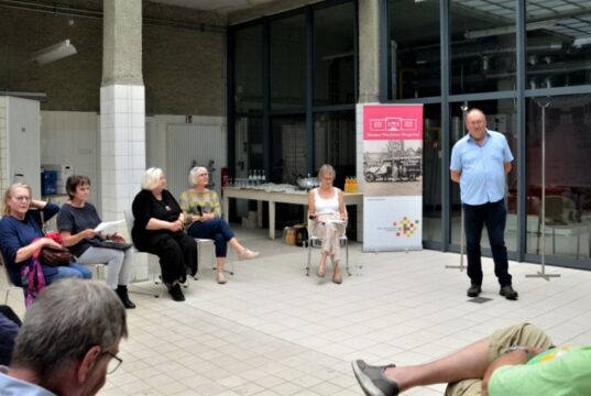 SBV-Vorstandsmitglied Manfred Krause begrüßte am vergangenen Samstag Künstlerinnen und Gäste zur Vernissage „Print’z 3 – Inspiration Druckgrafik“ im Waschhaus Weegerhof. Dagmar Thiemler (Mitte) als Moderatorin im Künstlergespräch mit den drei Künstlerinnen. (Foto: © Martina Hörle)