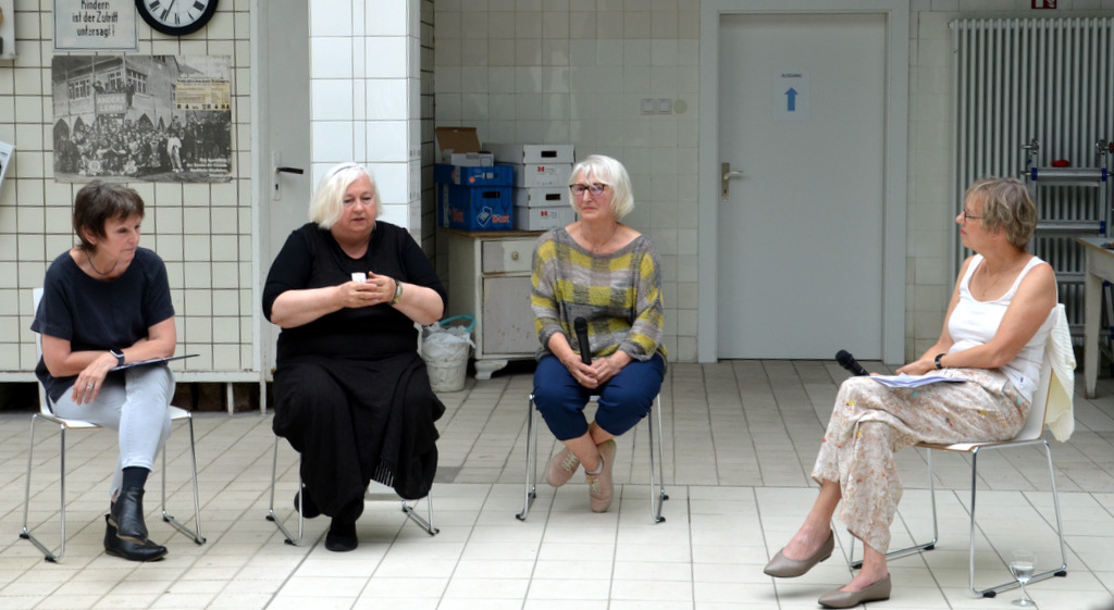 Dagmar Thiemler vom Industriemuseum LVR führte im Rahmen der Ausstellung ein Gespräch mit Tati Strombach-Becher, Teresa Woyciechowska und Ulla Riedel (v. li.). (Foto: © Martina Hörle)