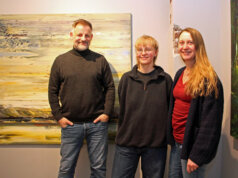 Galerist Dirk Balke freut sich, mit den Künstlerinnen Emma und Ela Schneider (v.l.) zwei passende Nachfolgerinnen für die Räume der jetzigen Galerie im ART-ECK gefunden zu haben. (Foto © Sandra Grünwald)