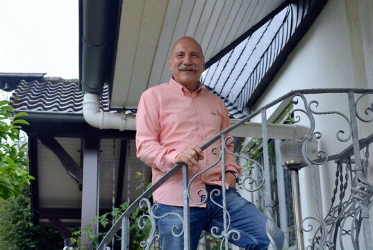 Knapp ein Jahr ist es jetzt her, dass Ulli Schmidt seine Polizeiuniform an den Nagel gehängt hat. Doch der Pensionär ist alles andere als im Ruhestand. (Foto: © Martina Hörle)