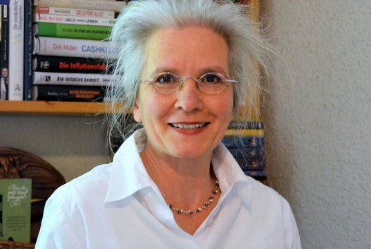 Bloggerin Ulrike Sokul ist gelernte Buchhändlerin. Seit einigen Jahren begeistert sie die Szene mit ihren Buchbesprechungen. (Foto: © Martina Hörle)