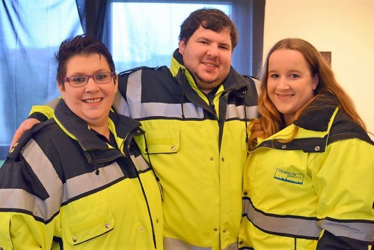 Silvia Schäfer, Nico Rücker und Sabrina Gebien (v. li.) von den Verkehrshelfern Solingen suchen zur Unterstützung weitere Mitstreiter. Ebenso dringend ist eine Vereinsunterkunft notwendig. (Foto: © Martina Hörle)