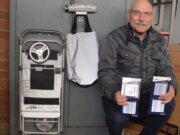 Sichtbarkeit im Straßenverkehr kann Leben retten Ulli Schmidt von der Verkehrswacht Solingen präsentiert reflektierende Alltagsgegenstände, die die Sichtbarkeit in der dunklen Jahreszeit erheblich verbessern. (Foto: © Martina Hörle)