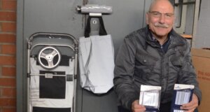 Sichtbarkeit im Straßenverkehr kann Leben retten Ulli Schmidt von der Verkehrswacht Solingen präsentiert reflektierende Alltagsgegenstände, die die Sichtbarkeit in der dunklen Jahreszeit erheblich verbessern. (Foto: © Martina Hörle)