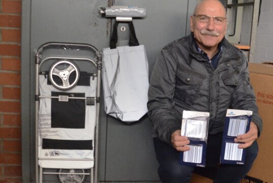 Ulli Schmidt von der Verkehrswacht Solingen präsentiert reflektierende Alltagsgegenstände, die die Sichtbarkeit in der dunklen Jahreszeit erheblich verbessern. (Foto: © Martina Hörle)