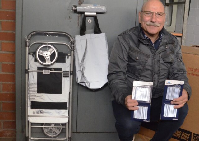 Verkehrswacht-Solingen-Verlosung-Sichtbarkeit - 1 Ulli Schmidt von der Verkehrswacht Solingen präsentiert reflektierende Alltagsgegenstände, die die Sichtbarkeit in der dunklen Jahreszeit erheblich verbessern. (Foto: © Martina Hörle)