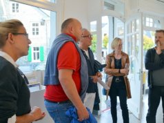 Zur Vernissage von Dirk Balke (re.) waren auch Künstlerkollegen erschienen, die sich sehr interessiert mit den neuen Arbeiten auseinandersetzten. (Foto: © Martina Hörle)