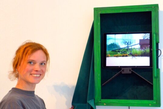 Insa Schülting hat mehrere dieser Kästen aus Fichtenholz selbst gebaut. Diese Installation zeigt das Einfangen von Vögeln zu naturkundlichen Zwecken – ein kleines Video, das aus der Situation heraus entstanden ist. (Foto: © Martina Hörle)