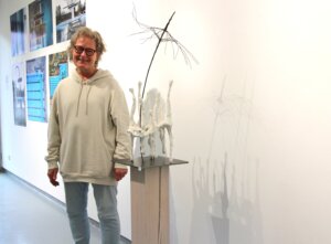 Christina Koester bringt mit ihrem Rettungsschirm „Jemanden im Regen stehen lassen“ die Betrachter zum Nachdenken. (Foto © Sandra Grünwald)