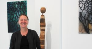 Ela Schneider ist eine der sieben Künstlerinnen und Künstler, die in der Galerie SK ab 1. Juni zum Thema „Verortung“ ausstellen. (Foto © Sandra Grünwald)
