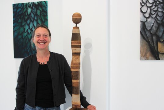 Ela Schneider ist eine der sieben Künstlerinnen und Künstler, die in der Galerie SK ab 1. Juni zum Thema „Verortung“ ausstellen. (Foto © Sandra Grünwald)
