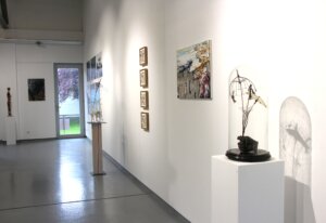 Sechs SK-Künstlerinnen und ein Gast-Künstler zeigen in ihrer Ausstellung „Verortung“ Werke großer Bandbreite. (Foto © Sandra Grünwald)