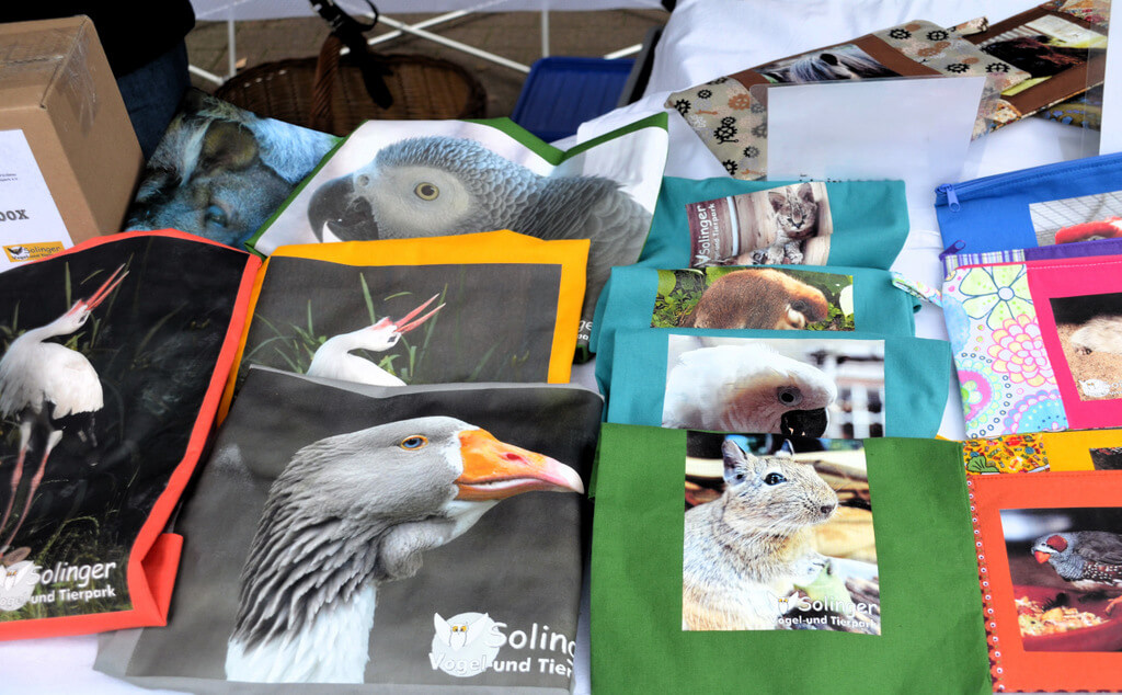 Andrea Wasolewski hatte wieder einen Vielzahl der beliebten Taschen mit Tiermotiven aus dem Vogelpark genäht. (Foto: © Martina Hörle)