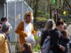 Solinger Vogelpark: Mit dem Osterhasen auf Nestsuche Wieder war der Osterhase beim diesjährigen Osterfest im Vogelpark der absolute Publikumsliebling. (Archivfoto: © Martina Hörle)