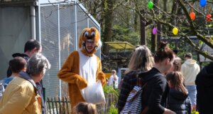 Solinger Vogelpark: Mit dem Osterhasen auf Nestsuche Wieder war der Osterhase beim diesjährigen Osterfest im Vogelpark der absolute Publikumsliebling. (Archivfoto: © Martina Hörle)
