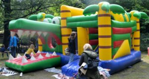 An diesem Pfingstwochenende gab es wieder das beliebte Familienfest im Solinger Vogel- und Tierpark. Das bunte Programm freute kleine und große Besucher. Die Hüpfburg war wieder ein absolutes Highlight. (Foto: © Martina Hörle)