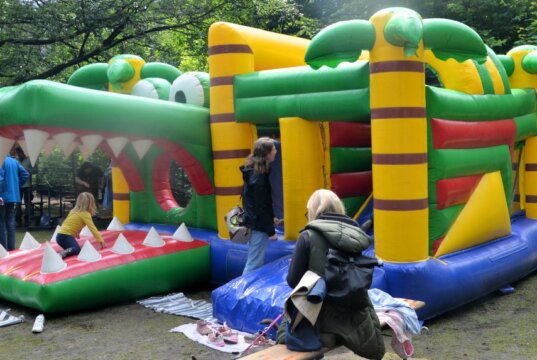 An diesem Pfingstwochenende gab es wieder das beliebte Familienfest im Solinger Vogel- und Tierpark. Das bunte Programm freute kleine und große Besucher. Die Hüpfburg war wieder ein absolutes Highlight. (Foto: © Martina Hörle)