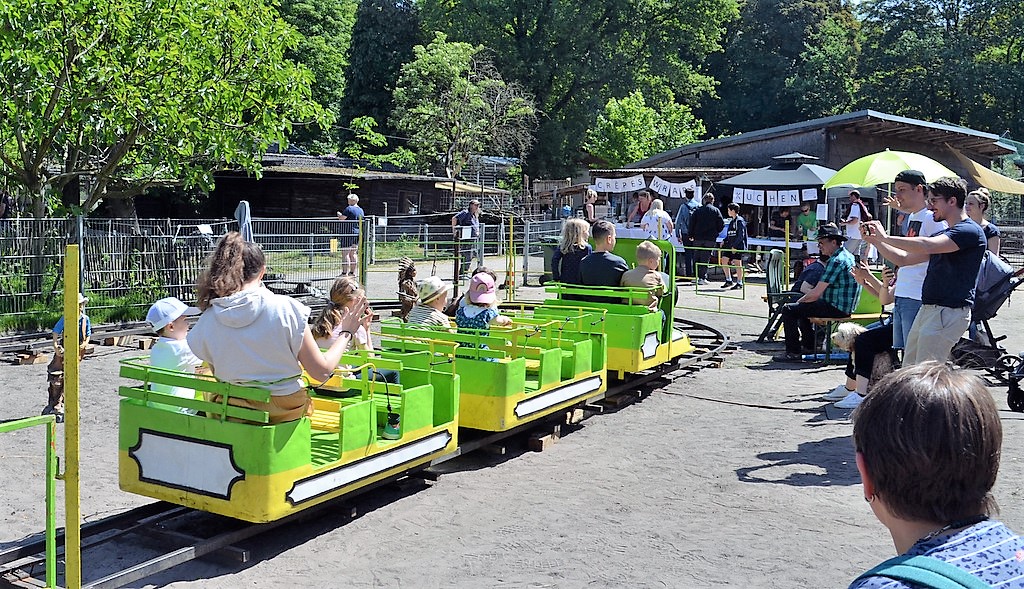 Die grün-gelbe Western-Eisenbahn ist immer der große Renner und wird von den kleinen Besuchern abgöttisch geliebt. (Foto: © Martina Hörle)