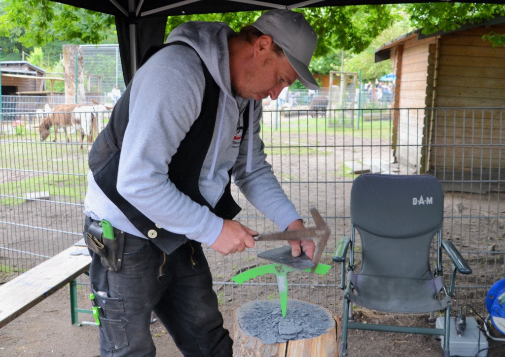 Bei Dachdeckermeister Dennis Schmidt verwandelten sich Schieferplatten in Sterne oder kleine Herzen. Die Nachfrage war groß und die Schlange ebenfalls. (Foto: © Martina Hörle)