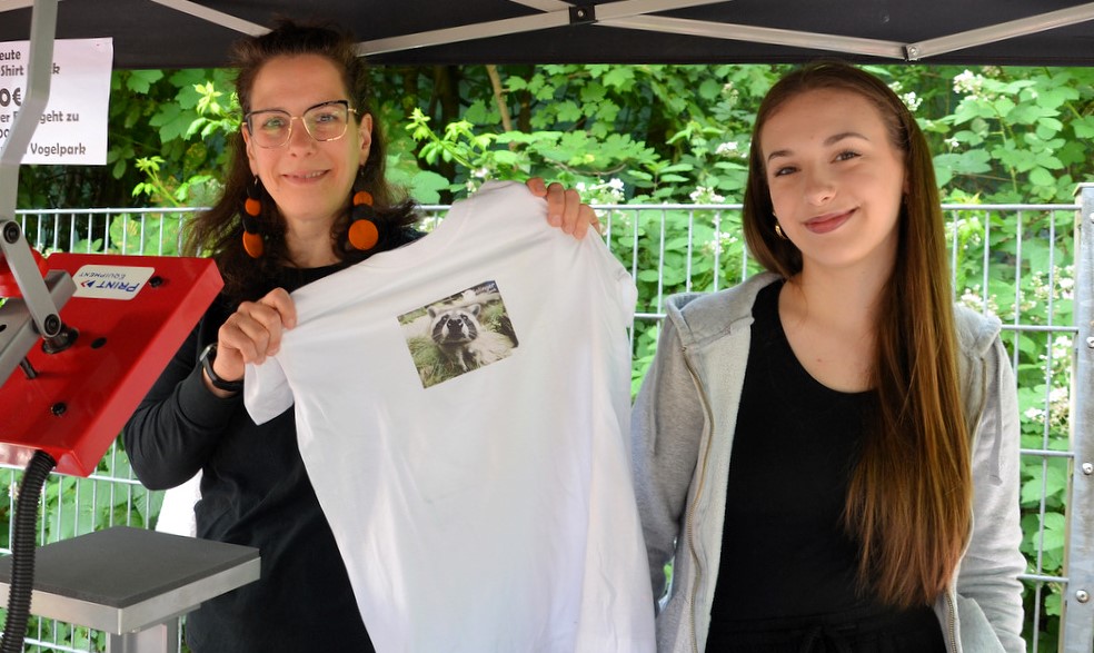 Dragon Textil verschönerte zahlreiche T-Shirts mit Motiven der tierischen Bewohner des Vogelparks. (Foto: © Martina Hörle)