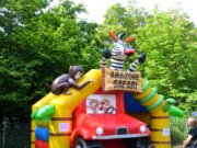 Solinger Vogelpark: Fröhliches Pfingstfest und 99. Geburtstag Bei strahlendem Sonnenschein strömten zahlreiche kleine und große Besucher zum diesjährigen Pfingstfest in den Vogelpark. Wie jedes Jahr war die Hüpfburg ein absoluter Renner. (Foto: © Martina Hörle)