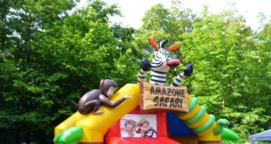 Solinger Vogelpark: Fröhliches Pfingstfest und 99. Geburtstag Bei strahlendem Sonnenschein strömten zahlreiche kleine und große Besucher zum diesjährigen Pfingstfest in den Vogelpark. Wie jedes Jahr war die Hüpfburg ein absoluter Renner. (Foto: © Martina Hörle)