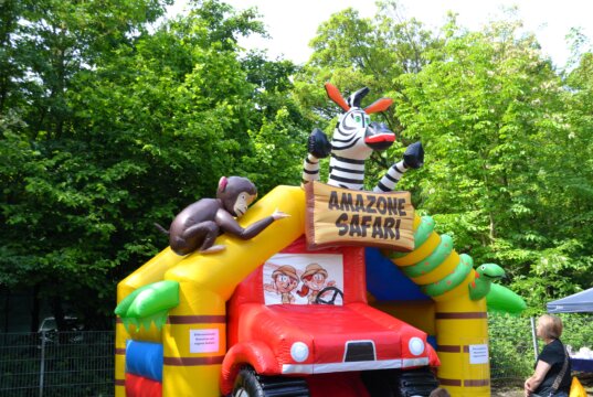 Bei strahlendem Sonnenschein strömten zahlreiche kleine und große Besucher zum diesjährigen Pfingstfest in den Vogelpark. Wie jedes Jahr war die Hüpfburg ein absoluter Renner. (Foto: © Martina Hörle)