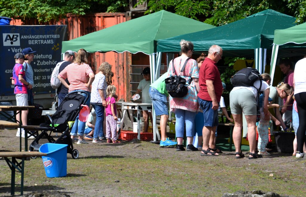 Die kleinen Besucher konnten es kaum erwarten, ihre Fähigkeiten beim Dosenwerfen oder Wett-Melken unter Beweis zu stellen. (Foto: © Martina Hörle)