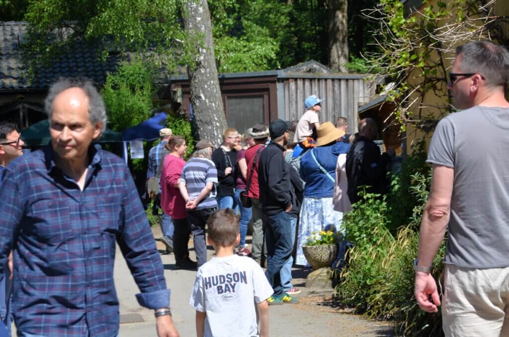 Am ersten Patentag herrschte im Solinger Vogel- und Tierpark ein Riesengedränge. Vor allem das Schaufüttern zog viele Besucher an. (Foto: © Martina Hörle)