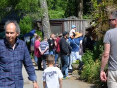 Am ersten Patentag herrschte im Solinger Vogel- und Tierpark ein Riesengedränge. Vor allem das Schaufüttern zog viele Besucher an. (Foto: © Martina Hörle)