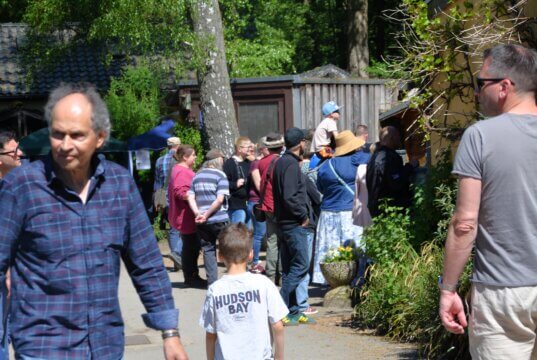 Am ersten Patentag herrschte im Solinger Vogel- und Tierpark ein Riesengedränge. Vor allem das Schaufüttern zog viele Besucher an. (Foto: © Martina Hörle)