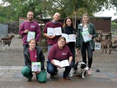 Janett Heinrich (vorne re.), ltd. Tierpflegerin, und ihr Team freuen sich gemeinsam mit Kirsten Schmitz (hinten, 2. v. re.) und Carolin Heibges (hinten rechts) über das neue Kinderbuch und den Kalender. Ab dem 1. Oktober ist beides im Tierpark erhältlich. (Foto. © Martina Hörle)