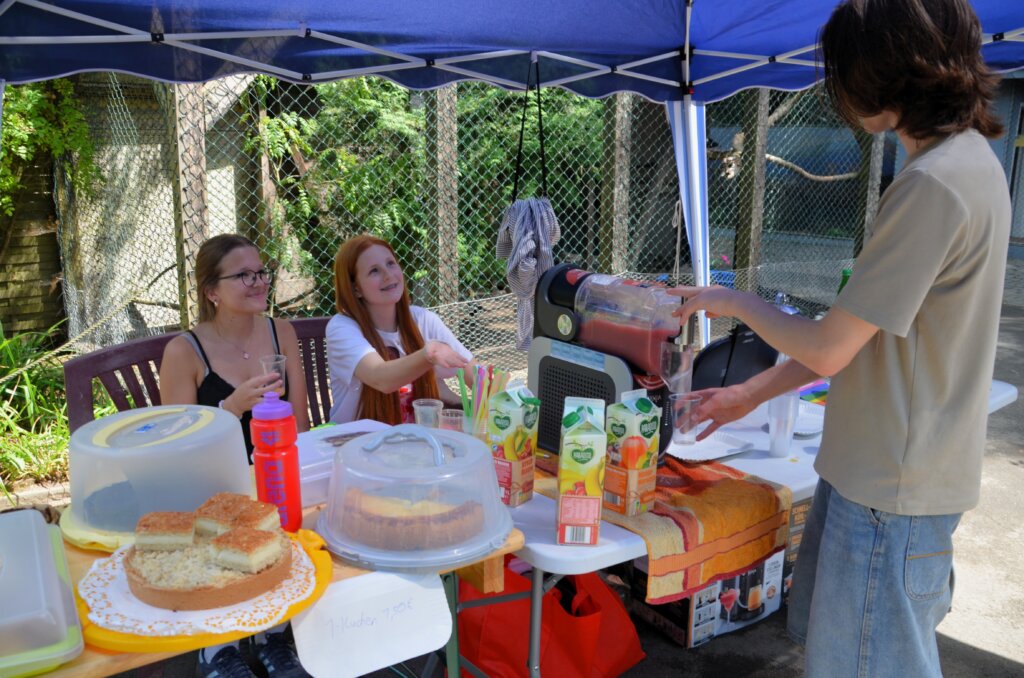 Die Jugendlichen versorgten die Besucher des Vogelparks mit leckeren Kuchen und erfrischenden Getränken. (Foto: © Martina Hörle)