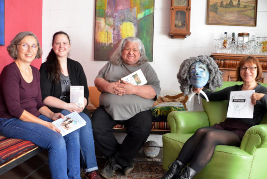 (v. li. Beate Widmayer und Nicole Michels-Weck von der Lebenshilfe, Peter Amann, Atelier Pest-Projekt, Bea Kahl, Atelier Behauptungen) Die Gastgeber im Südpark freuen sich auch in diesem Jahr wieder auf viele Zuhörer bei der Vorlesenacht. (Foto: © Martina Hörle)