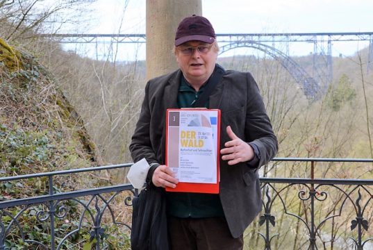 „Tür an Tür/3 vor 12“ ist ein vom FDA organisiertes und vom Deutschen. Literaturfonds gefördertes, bundesweites Programm. Die Organisation zum Thema „Der Wald – Mythenhort und Sehnsuchtsort“ lag in den Händen von Kay Ganahl. (Foto: © Martina Hörle)