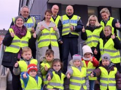 Vier Kitas freuen sich über neue Warnwesten der Verkehrswacht. (Reihe hinten v. li. Thomas Müller, Jürgen Dahlmann, Ulrich Schmitz, Katrin Grastat) (Foto: © Martina Hörle)