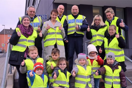 Vier Kitas freuen sich über neue Warnwesten der Verkehrswacht. (Reihe hinten v. li. Thomas Müller, Jürgen Dahlmann, Ulrich Schmitz, Katrin Grastat) (Foto: © Martina Hörle)